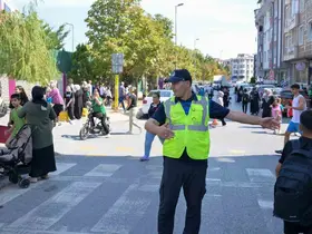 Esenyurt’ta zabıta ekipleri okulların açılmasıyla birlikte öğrencilerin güvenliği için görevde
