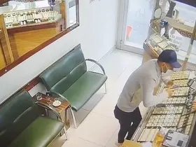 Eşine sürpriz bahanesiyle girdiği kuyumcudan pırlanta çalan şahıs yakalandı