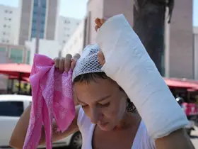 Eşini sokak ortasında sopayla darbettiği iddia edilen sanığa 19 yıl hapis
