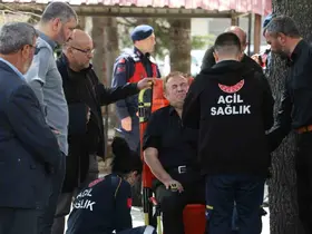 Eşinin cenazesinde fenalaştı, sağlıkçılar müdahale etti
