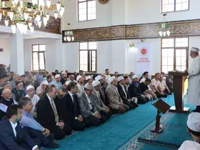 Eski cami korundu, yenisi ibadete açıldı
