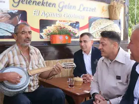 Eski futbolcu, AK Parti MKYK Üyesi Mesut Özil, Sakarya’da vatandaşlarla bir araya geldi
