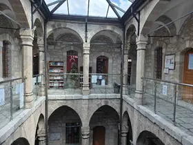 Eskiden cezaeviydi şimdi ise 36 bin kitaplık bir bilgi yuvası
