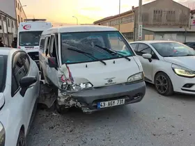 Eskişehir’de 4 aracın karıştığı trafik kazasında 3 kişi yaralandı

