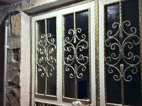 Eskişehir’de aile içi kavgada evinin camlarını kıran şahıs aracıyla kaçtı
