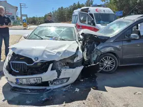 Eskişehir’de hafif ticari araç ile otomobil çarpıştı: 3’ü çocuk 7 yaralı