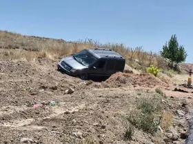 Eskişehir’de hafif ticari araç toprak alana savruldu: 2 yaralı
