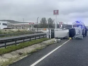Eskişehir’de ıslak yolda kontrolden çıkan araç yan yattı: 4 yaralı
