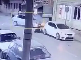 Eskişehir’de motosikletlinin yaralandığı feci kaza kamerada

