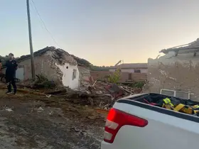 Eskişehir’de yangından dönen itfaiye aracı eve çarptı: 3 itfaiye eri yaralı
