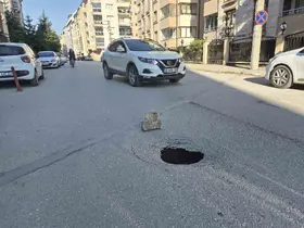 Eskişehir’de yol çöktü, sürücüler zor anlar yaşadı
