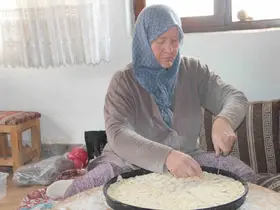 Ev hanımları bu kooperatifte toplanarak ev ekonomisine yardımcı oluyor
