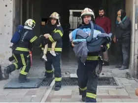 Ev olarak kullanılan iş hanında çıkan yangında 17’si çocuk 21 kişi kurtarıldı
