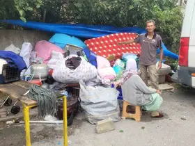 Ev sahibiyle anlaşamadıkları için eşyalarını otoparka taşıyan aile yeni eve yerleştirildi
