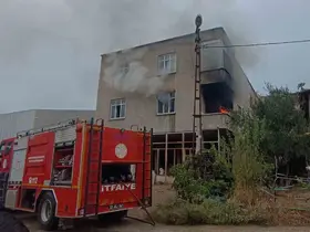 Ev yangınında mahsur kalan kadın kurtarıldı
