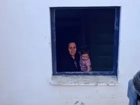 Evde mahsur kalan çocuk iş makinesi yardımıyla kurtarıldı
