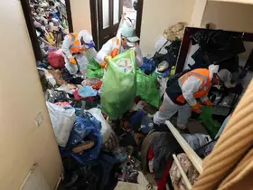 Evden 5 kamyon çöp çıkartıldı
