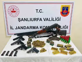 Evden çok sayıda silah, fişek ve mermi çıktı
