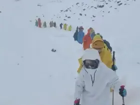 Everest’teki kar fırtınası nedeniyle bin kişi dağda mahsur kaldı
