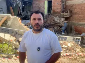 Evi yıkıldı, malzemeleri çöpe gitti
