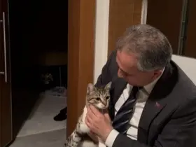 Evin anahtarı arabada kaldı, kapıyı ’Fred’ açtı
