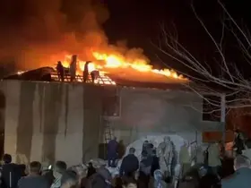 Evin çatısı alevlere teslim oldu, köylüler kovalarla tankere su taşıdı
