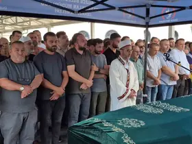 Evinde baygın bulunan çocuk son yolculuğuna uğurlandı

