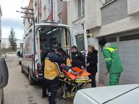 Evinde düşen 86 yaşındaki kadını polis kapıyı kırarak kurtardı
