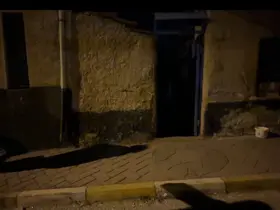 Evinde ölü bulunan 72 yaşındaki adamın yakınları ile komşular tartıştı
