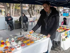 Evinde ürettiği estetik mumları stantta vatandaşlarla buluşturuyor
