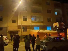 Evinin balkonundan atlamak isteyen şahsı, polisler ikna etti
