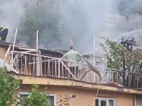 Evlerinde çıkan yangını kapılarına gelen muhtardan duydular
