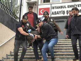 Eyüpsultan Camii’nde silah sesinin yükseldiği olaya ilişkin gözaltına alınan 2 şüpheli adliyeye sevk edildi
