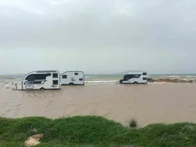 Ezine’de karavanlar su altında kaldı
