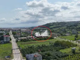 Fabrika bacasından çıkan duman korkuttu
