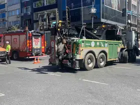 Fatih’te İETT otobüsü ile ambulans çarpıştı: 5 yaralı
