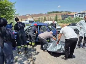 Feci kazada can veren kadının cenazesi sıkıştığı araçtan güçlükle çıkarıldı
