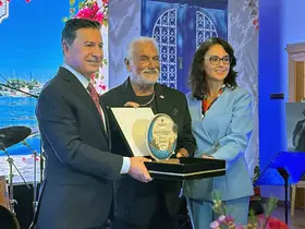 Fedon’a Muğla Büyükşehir ve Bodrum Belediyesinden fahri turizm elçiliği beratı ve plaketi

