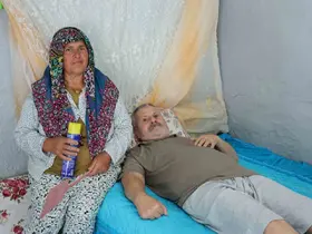Felçli eşinin rahat etmesi için başında sinek nöbeti tutuyor
