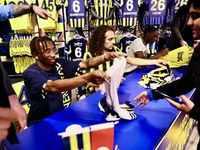 Fenerbahçeli futbolcular Guendouzi, Nene ve Cherif, taraftarlarla buluştu
