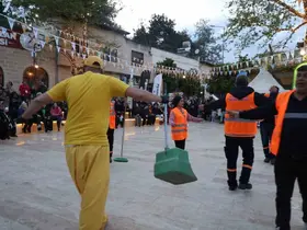 Festival alanını hem temizlediler hem eğlendiler
