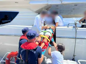 Fethiye’de özel teknede yaralanan vatandaşa tıbbi tahliye
