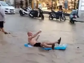 Fethiye’de turistler sel sularında eğlendi
