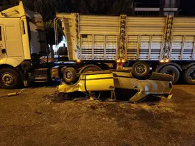 Fiat Tofaş otomobil refüje çarpıp ters döndü: 1 ağır yaralı
