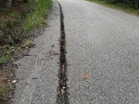 Fiber internet için kazılan yol kapatılmadı, köy sakinleri tepki gösterdi
