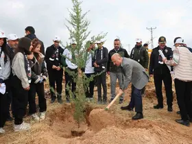 Fidanlar şehitler için toprakla buluştu
