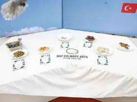 Filistin’le dayanışmada yemekler kırık tabaklarda sergilendi
