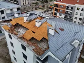 Fırtına binanın çatısını uçurdu, faciadan dönüldü
