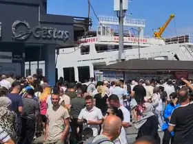 Fırtına gemi seferlerini iptal ettirdi: Tatilciler Erdek’te uzun kuyruklar oluşturdu
