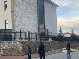 Fırtına okulun dış cephesine zarar verdi
